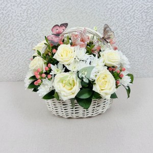 Корзина с белоснежными цветами